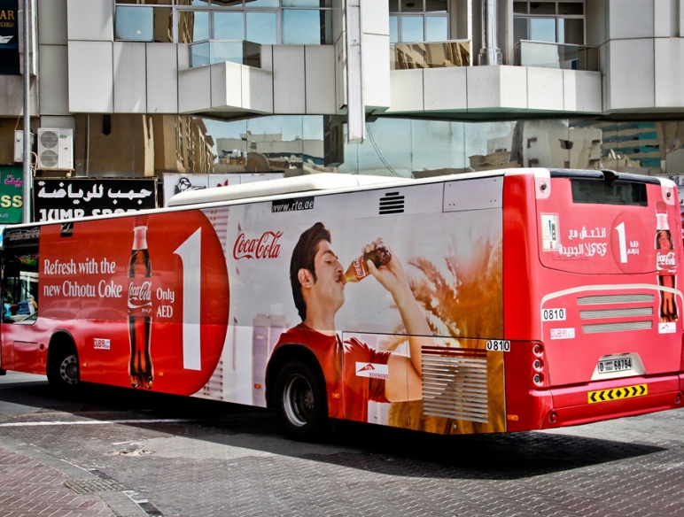 Publicidade da Coca-Cola na carroceria do ônibus