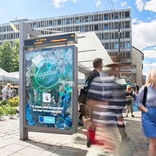 15. Um painel de abrigo de ônibus em Oslo estava cheio de lixo plástico para aumentar a conscientização sobre a poluição do plástico dos oceanos.
