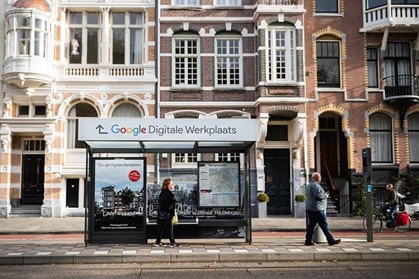 11. Este abrigo de bonde direciona o tráfego de pedestres para a oficina digital do Google em Amsterdã.