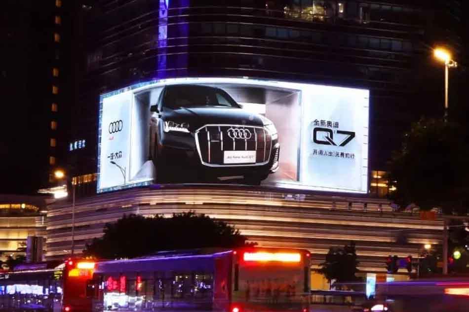 Outdoor-LED-screen-Advertising-for-Audi-Q7