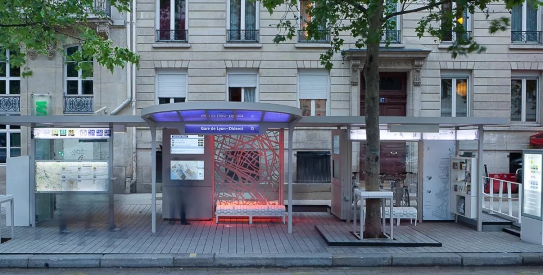 ponto de ônibus interativo ao ar livre